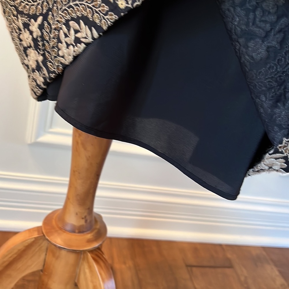 Alice + Olivia Whela Medallion Sleeveless Shift Dress - Picture 10 of 13